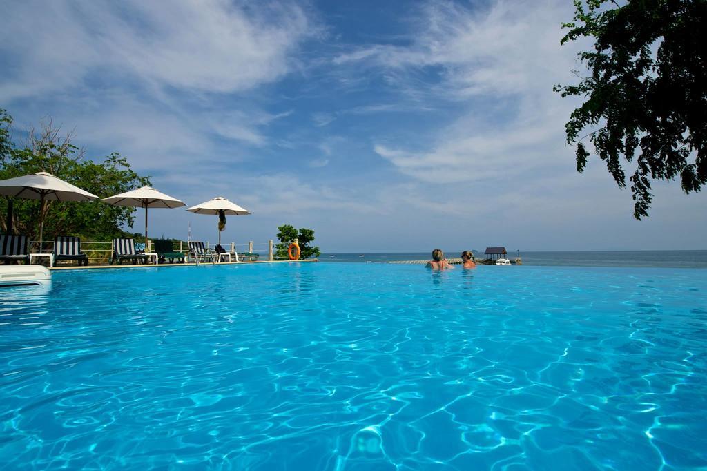 Tunamaya Beach & Spa Resort Tioman Island Kampong Mukut Exteriör bild